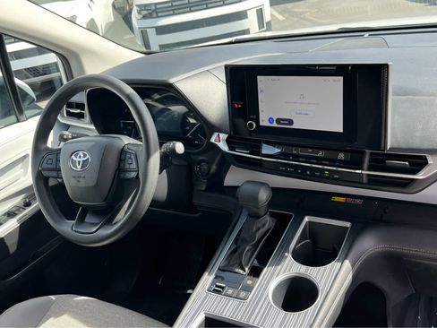 Used 2025 Toyota Sienna LE image 20