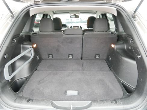 Used 2016 Jeep Cherokee Latitude w/ Cold Weather Group image 18