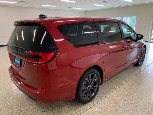 New 2026 Chrysler Pacifica Select image 5