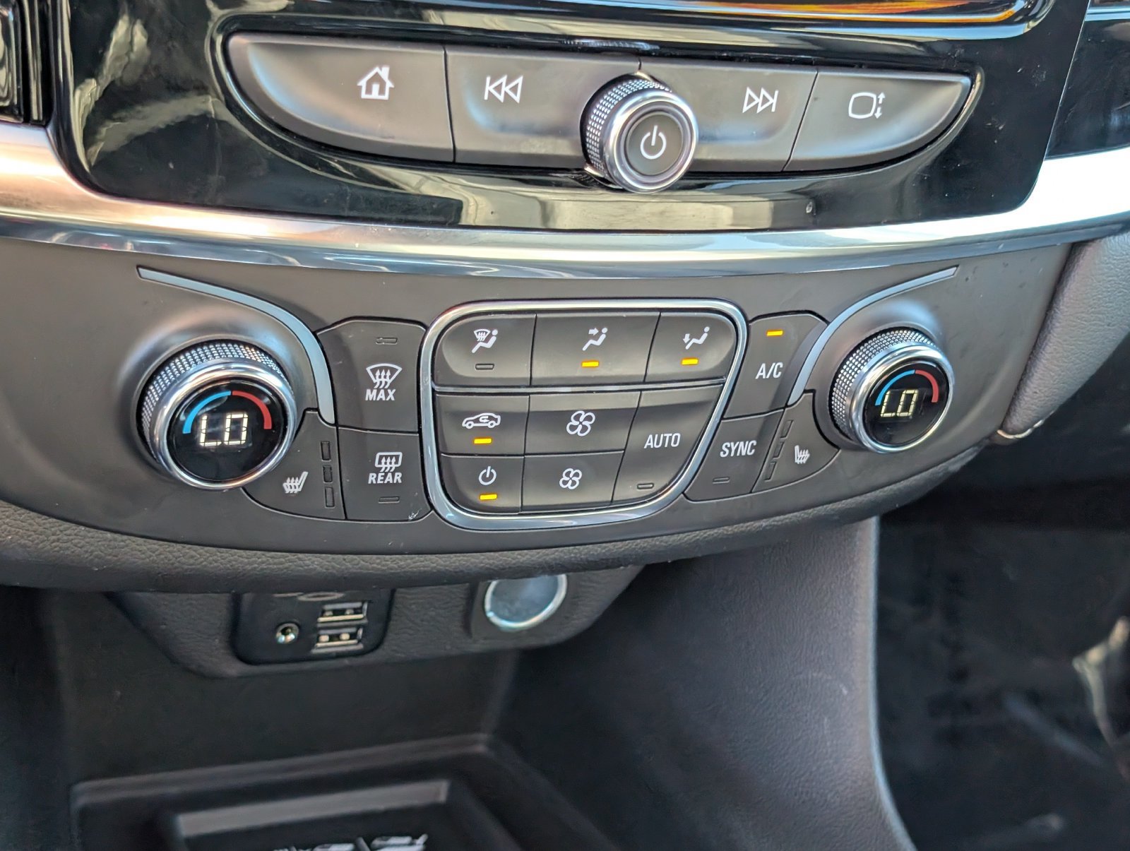 Used 2023 Chevrolet Traverse LT w/ LT Premium Package AWD/4WD image 33