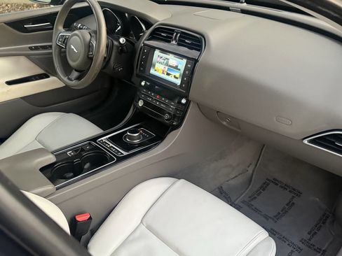 Used 2017 Jaguar XE Premium image 16