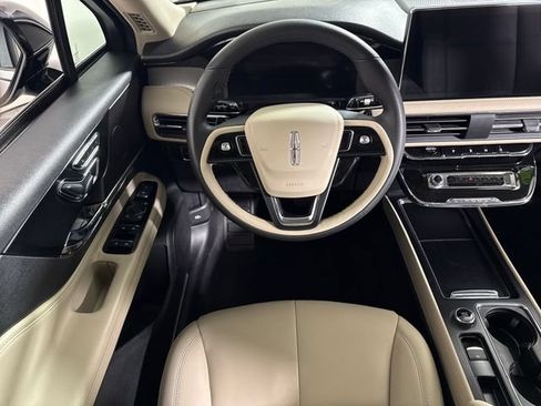 Used 2025 Lincoln Corsair AWD image 24