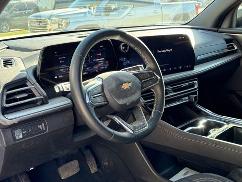 Used 2025 Chevrolet Traverse LT FWD image 11