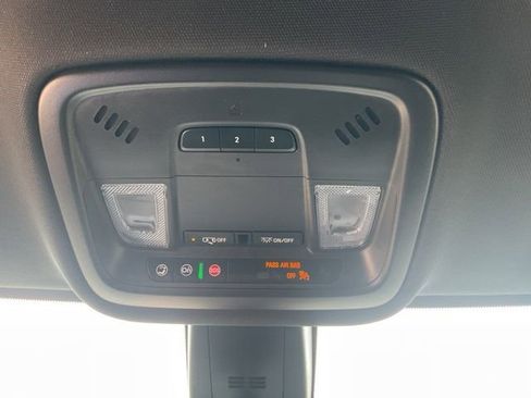 Used 2023 Chevrolet Traverse LT FWD image 15