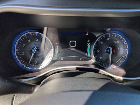 Used 2023 Chrysler Pacifica Touring-L image 17