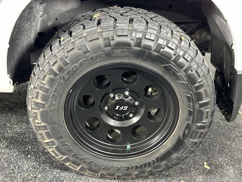 Used 2019 Nissan Titan S image 14