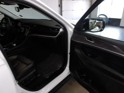 Used 2023 Jeep Grand Cherokee L Limited AWD/4WD image 15