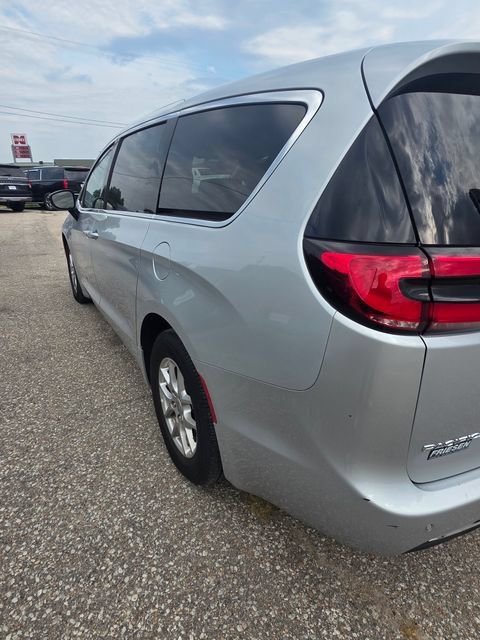 Used 2024 Chrysler Pacifica Touring-L FWD image 6