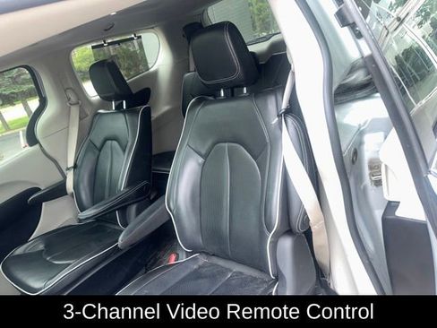 Used 2022 Chrysler Pacifica Limited w/ Uconnect Theater Family Group FWD image 18