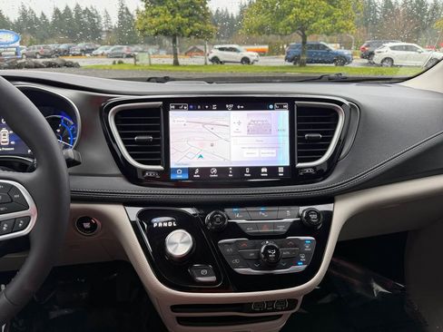 Certified 2024 Chrysler Pacifica Select image 18