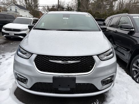 New 2026 Chrysler Pacifica Select image 3
