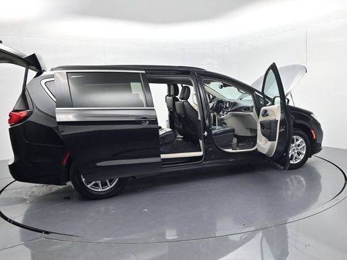 Used 2022 Chrysler Pacifica Touring-L FWD image 62