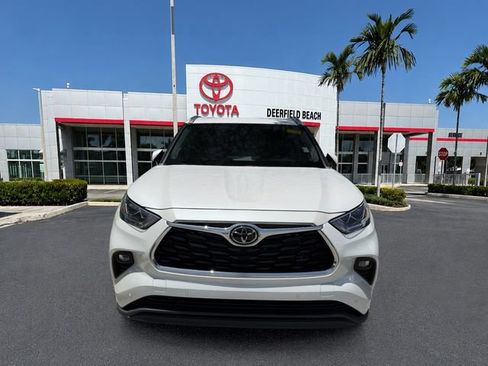 Used 2023 Toyota Highlander Limited FWD image 2