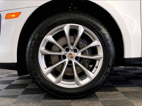 Certified 2023 Porsche Macan image 11