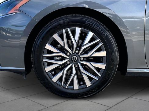 Used 2025 Nissan Altima 2.5 SV image 10