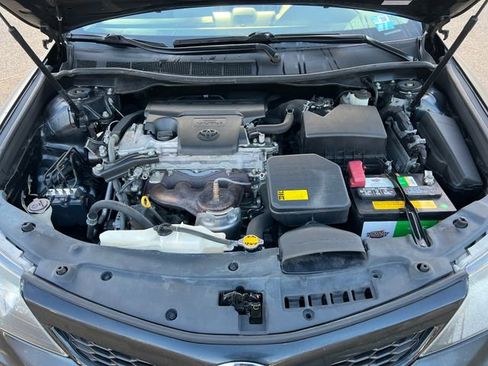 Used 2012 Toyota Camry L image 28