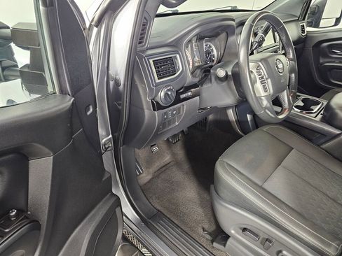 Used 2019 Nissan Titan SV w/ SV Convenience Package image 14