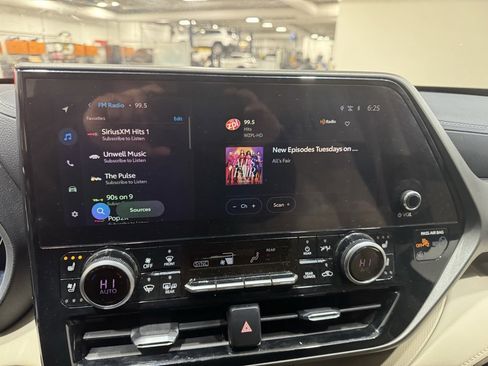 Used 2023 Toyota Highlander L image 15