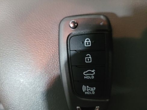 Used 2021 Hyundai Elantra SE image 32