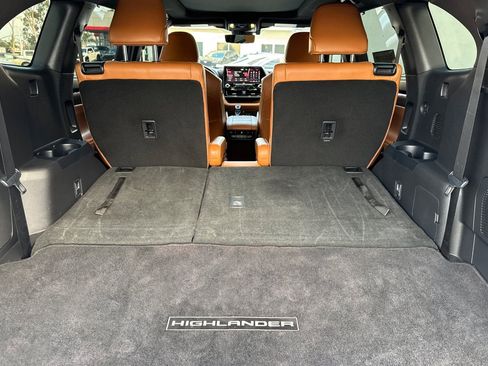 Used 2020 Toyota Highlander Platinum image 16