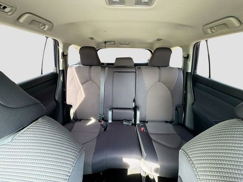 Used 2023 Toyota Highlander LE FWD image 30