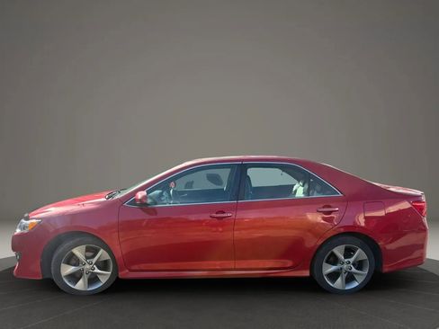 Used 2014 Toyota Camry SE image 2