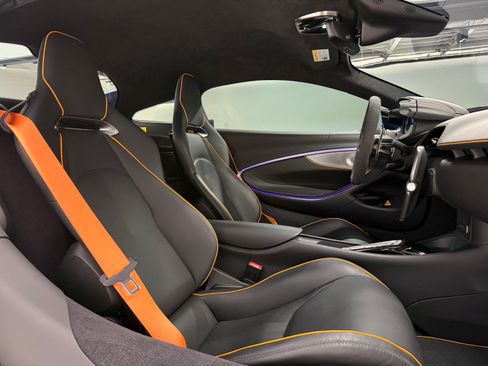 Used 2024 McLaren Artura RWD image 21