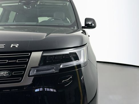Certified 2025 Land Rover Range Rover SE image 9