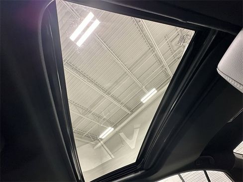 Used 2025 Toyota Camry SE image 30