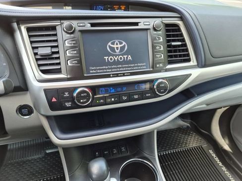 Used 2018 Toyota Highlander XLE AWD/4WD image 11