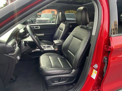 Certified 2022 Ford Explorer XLT w/ Equipment Group 202A image 18