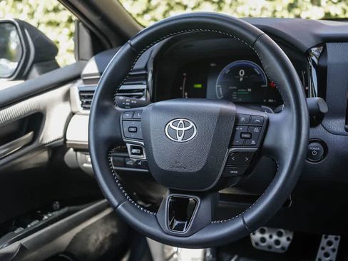 Used 2025 Toyota Camry SE FWD image 15