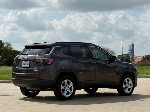 Used 2023 Jeep Compass Latitude AWD/4WD image 4