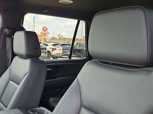 Used 2025 Chevrolet Tahoe LT RWD image 15