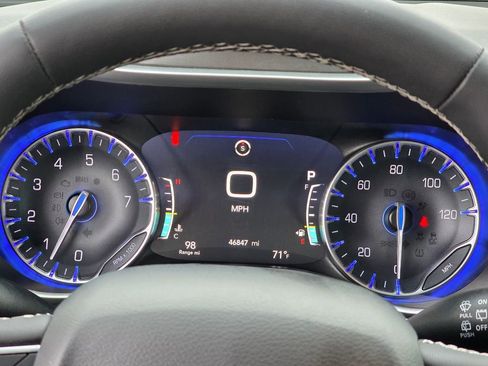 Used 2024 Chrysler Pacifica Touring-L image 19