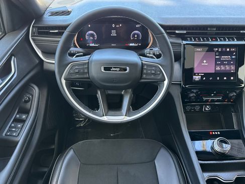 Used 2025 Jeep Grand Cherokee Altitude RWD image 27