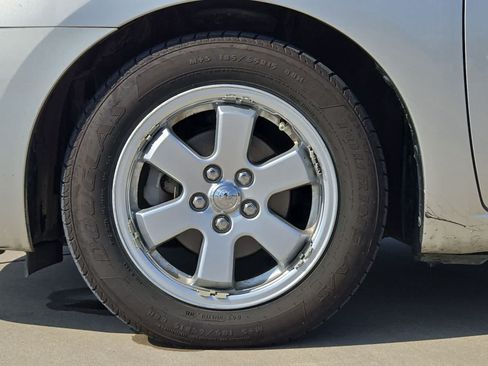 Used 2005 Toyota Prius w/ Pkg 3 FWD image 12
