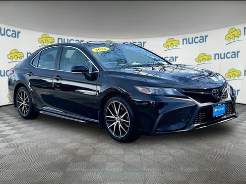 Used 2022 Toyota Camry SE image 1