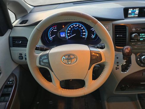Used 2013 Toyota Sienna XLE image 23