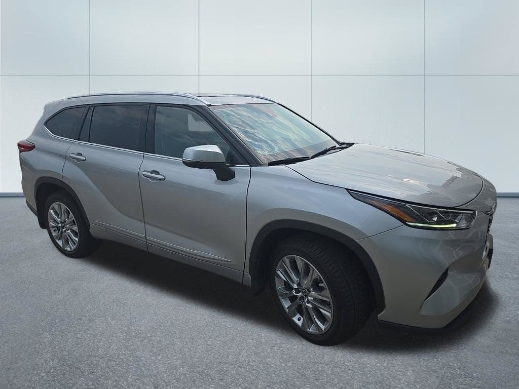 Used 2022 Toyota Highlander Limited AWD/4WD image 2