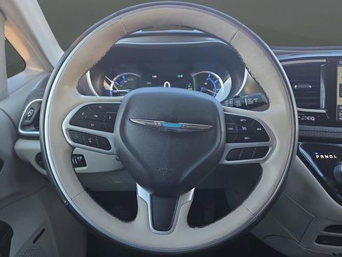 Used 2018 Chrysler Pacifica Limited image 18