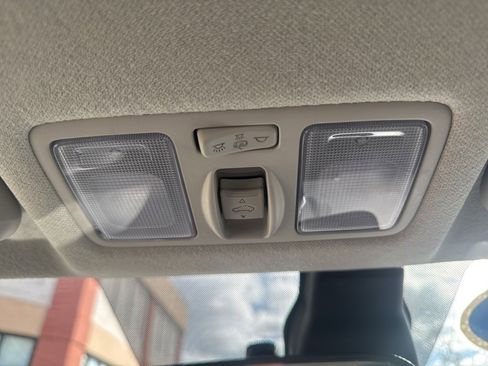 Used 2025 Hyundai Venue SEL image 32