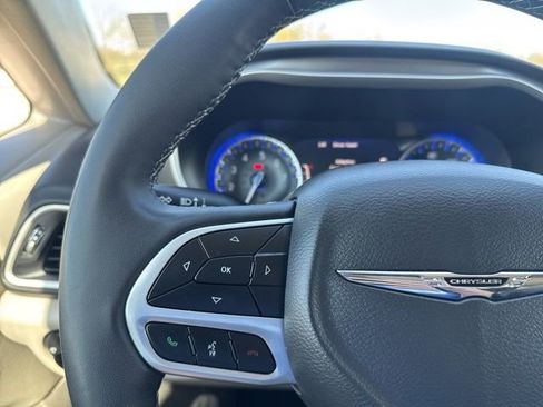 Used 2024 Chrysler Pacifica Touring-L FWD image 11