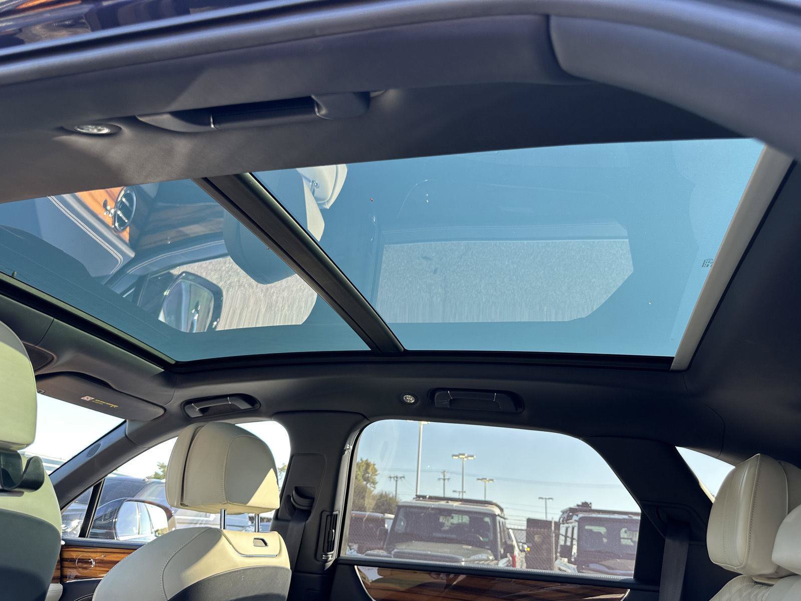 Used 2022 Bentley Bentayga AWD/4WD image 40