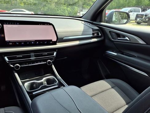 Used 2024 Chevrolet Traverse LT image 24