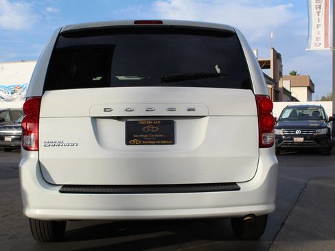 Used 2019 Dodge Grand Caravan SE FWD image 4