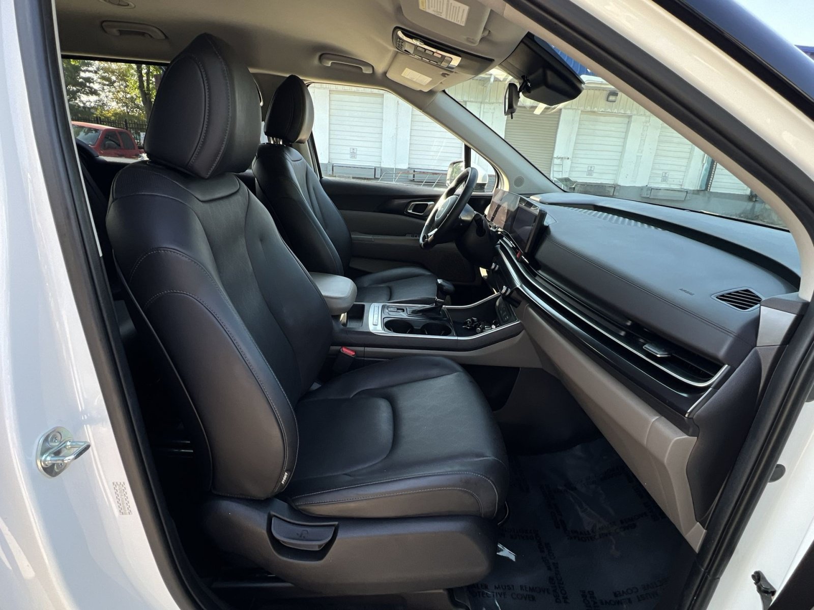Used 2025 Kia Carnival FWD image 33
