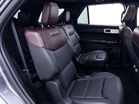 Used 2021 Ford Explorer Platinum w/ Equipment Group 601A AWD/4WD image 39