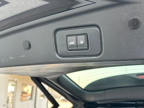 Used 2023 Nissan Pathfinder SL FWD image 16