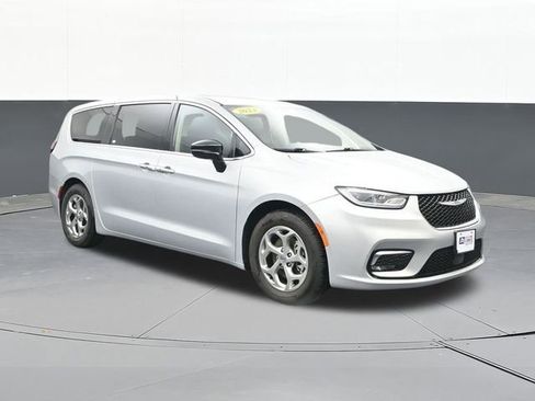 Used 2024 Chrysler Pacifica Limited FWD image 1